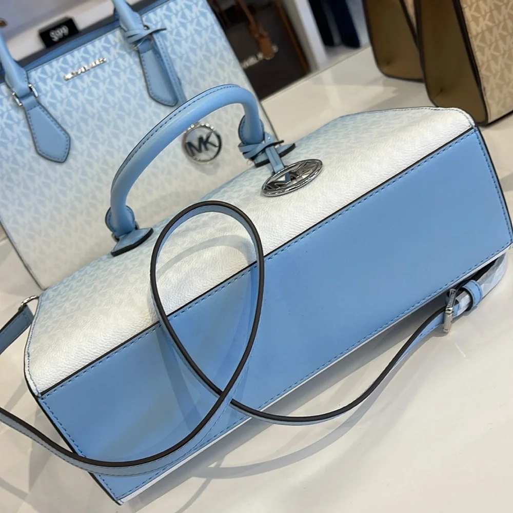 MICHAEL KORS Sheila Medium Ombré Signature Logo Satchel Crossbody Bag
LIGHT SKY - Picture 6 of 16